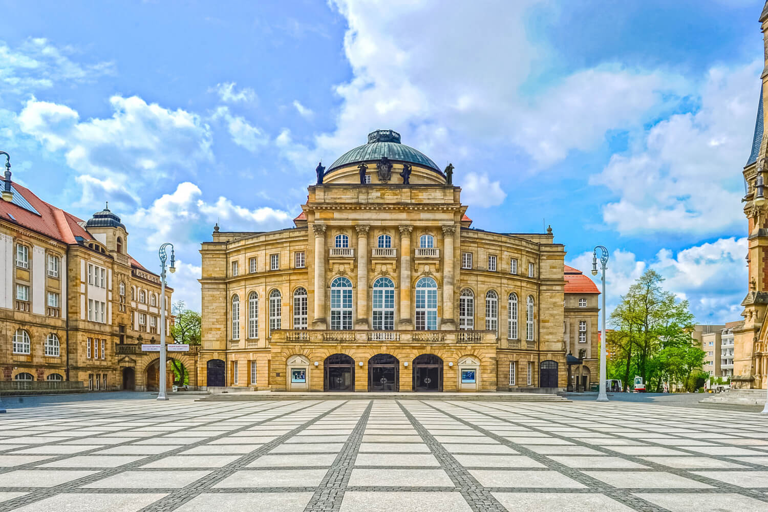 Man sieht den Blick vom Theaterplatz auf das Opernhaus des Theaters Chemnitz.