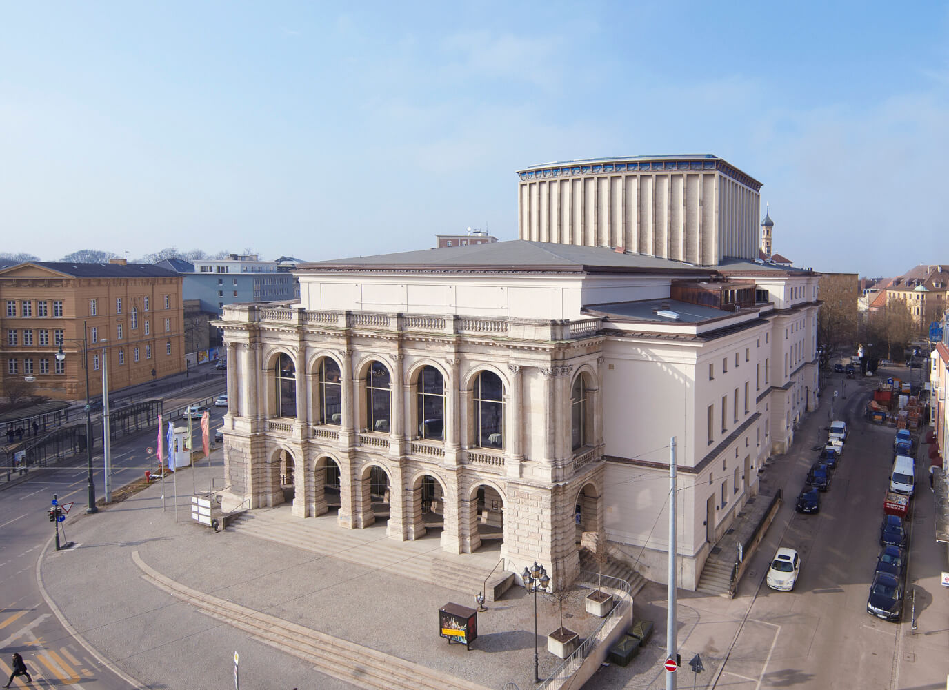 Zu sehen ist das Staatstheater Augsburg mit Blick auf den Haupteingang.