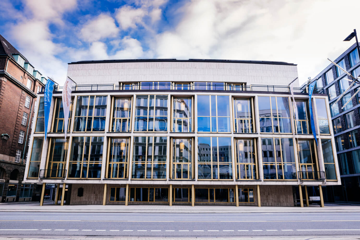 Man sieht die Frontfassade der Staatsoper Hamburg