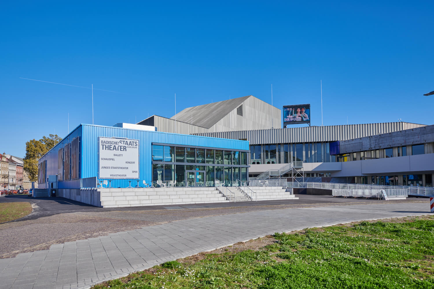 Man sieht die Außenfassade des Badischen Staatstheaters Karlsruhe.