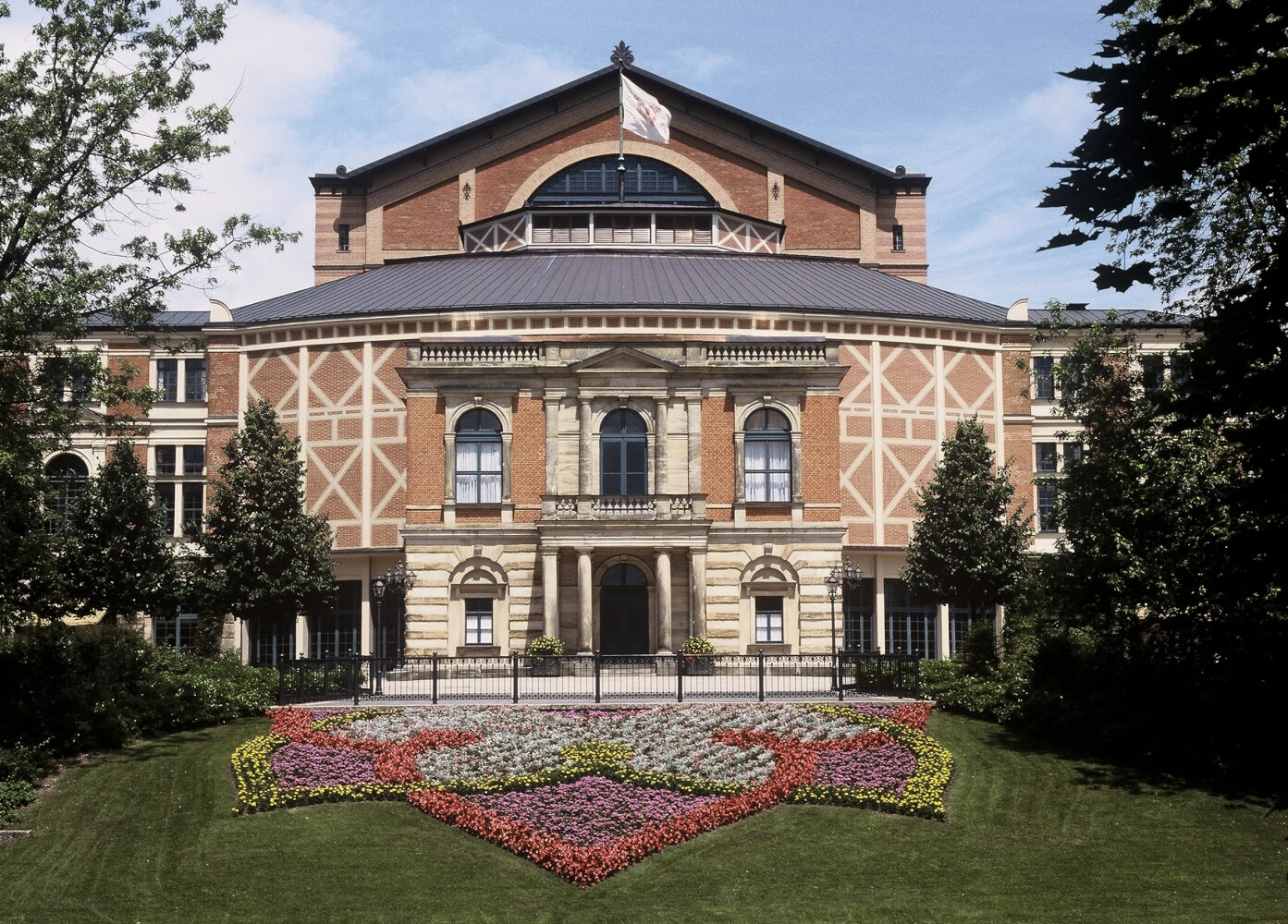 Man sieht das Festspielhaus Bayreuth