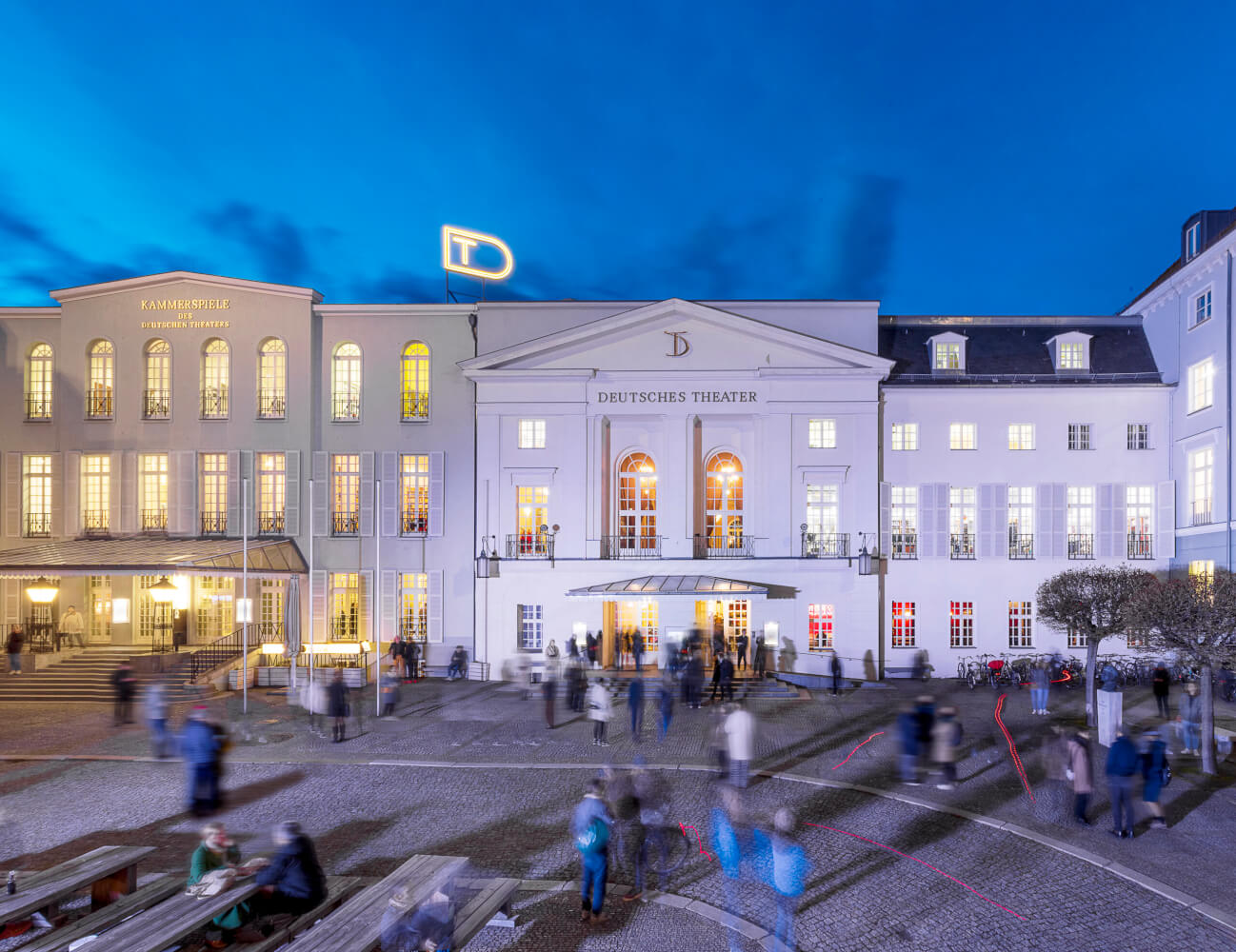 Zu sehen ist das Deutsche Theater Berlin bei Dämmerung.