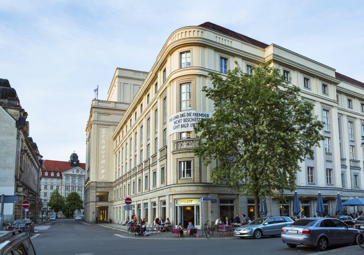 Man sieht das Schauspiel Leipzig von der Ecke Bosestraße/Gottschedstraße.