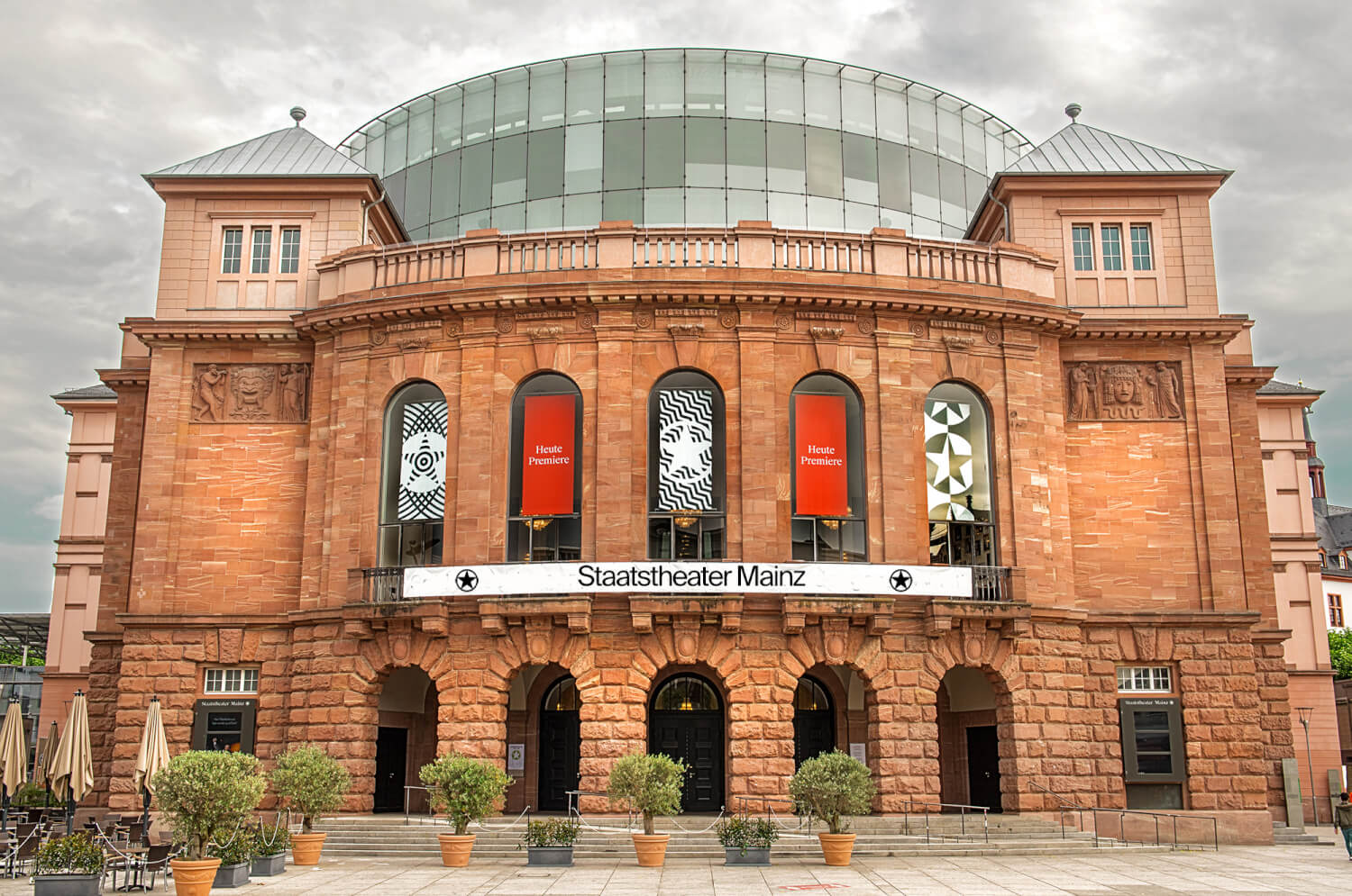 Zu sehen ist das Große Haus des Staatstheater Mainz.