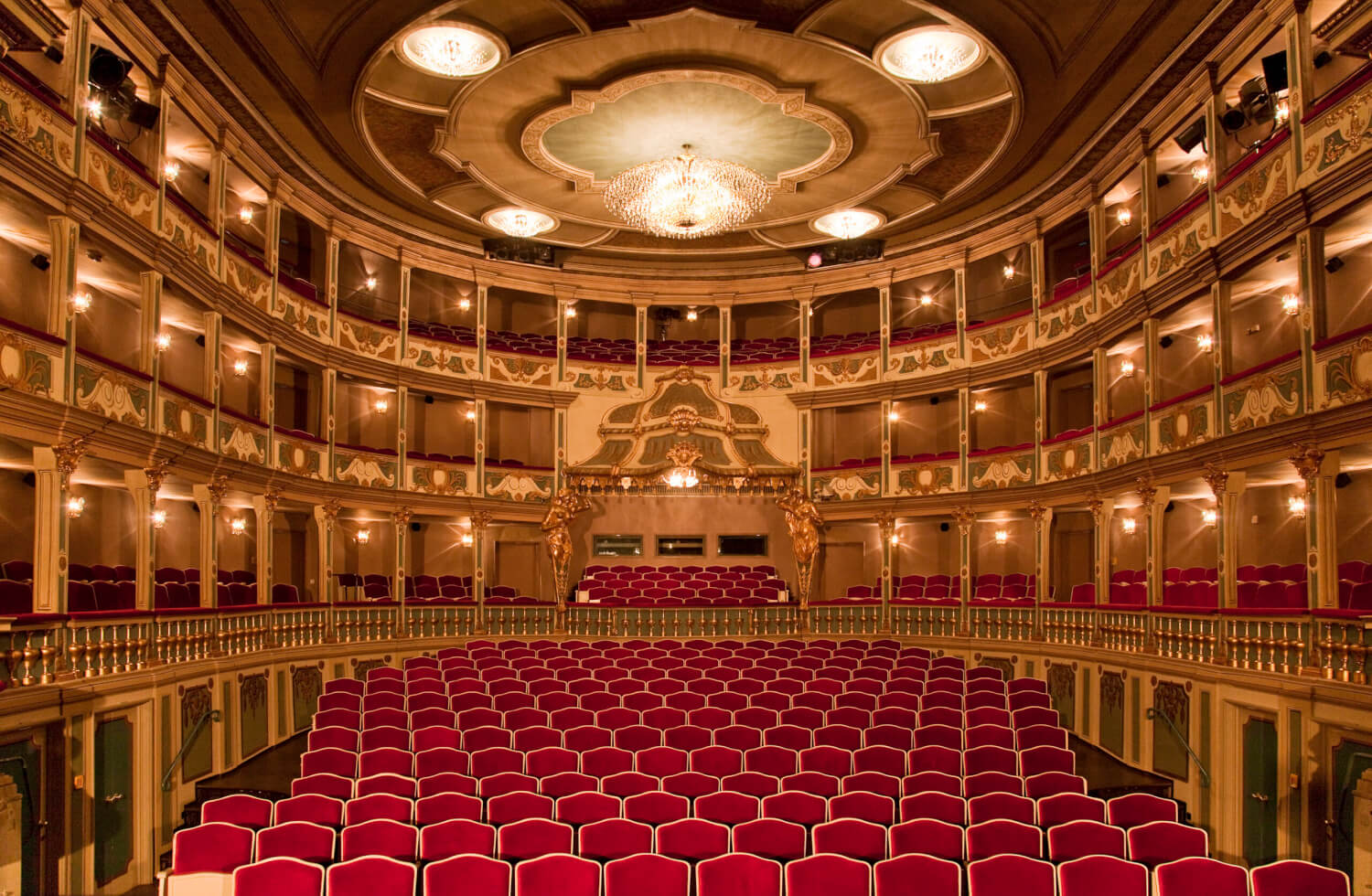 Zu sehen ist der Blick von der Bühne in den Zuschauerraum des Theaters Erlangen.