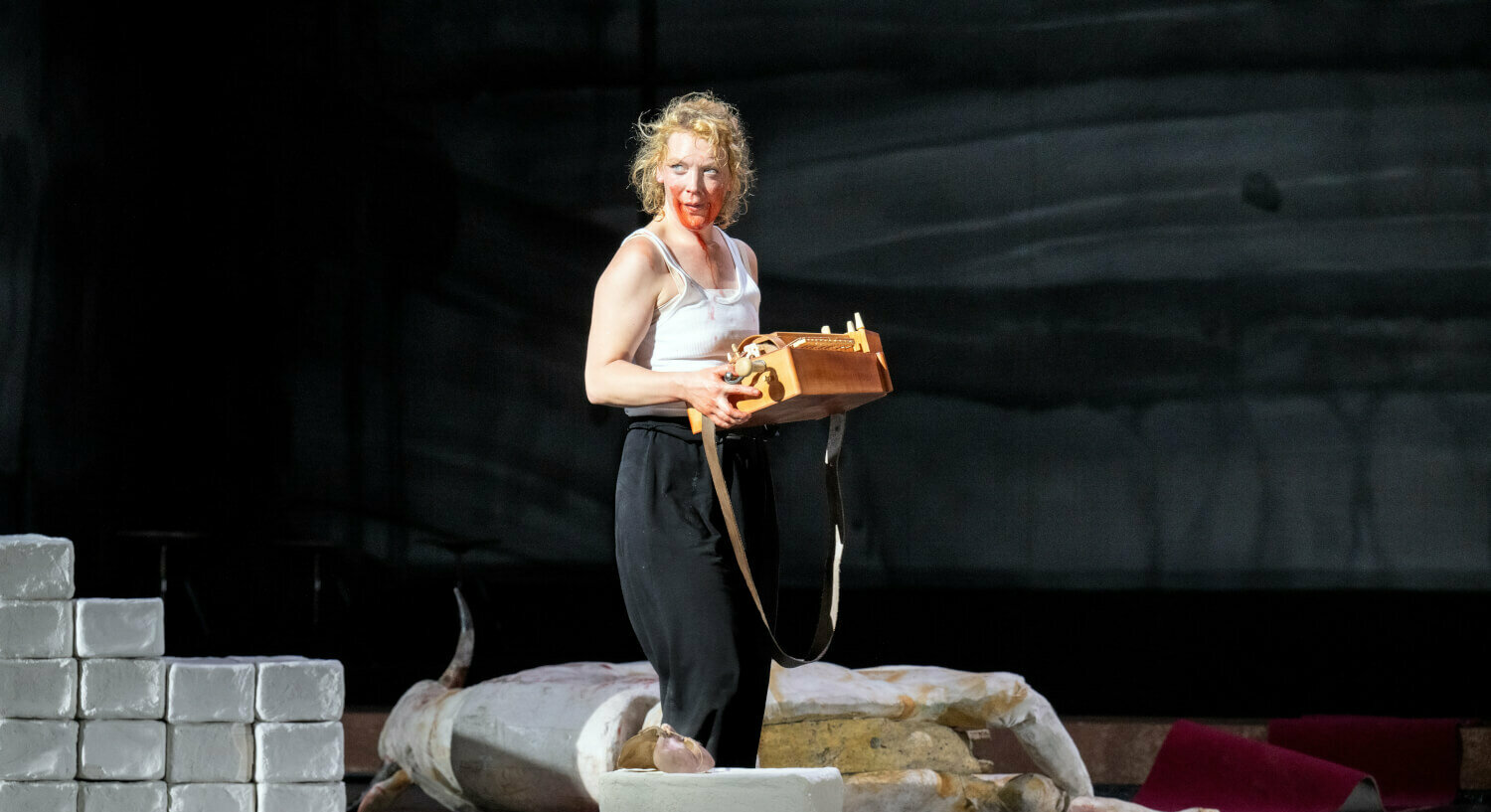 Schauspielerin Lina Beckmann in „Laios“ am Deutschen Schauspielhaus Hamburg