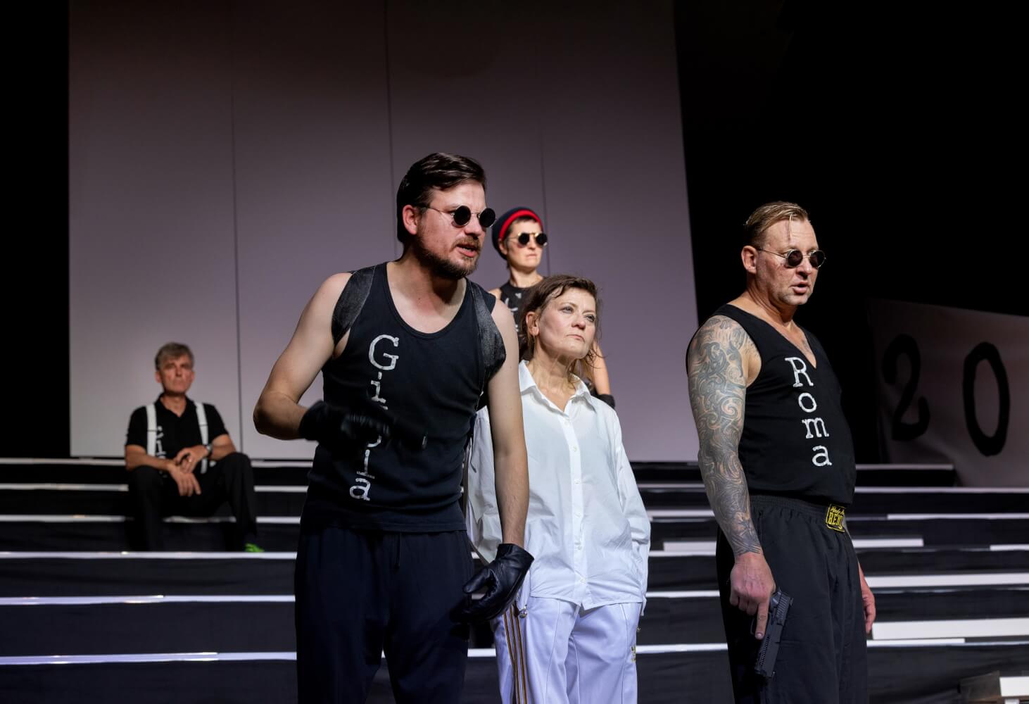 Jochen Fahr, Jonas Steglich, Jennifer Sabel, Astrid Meyerfeldt und Marko Dyrlich in „Arturo Ui“