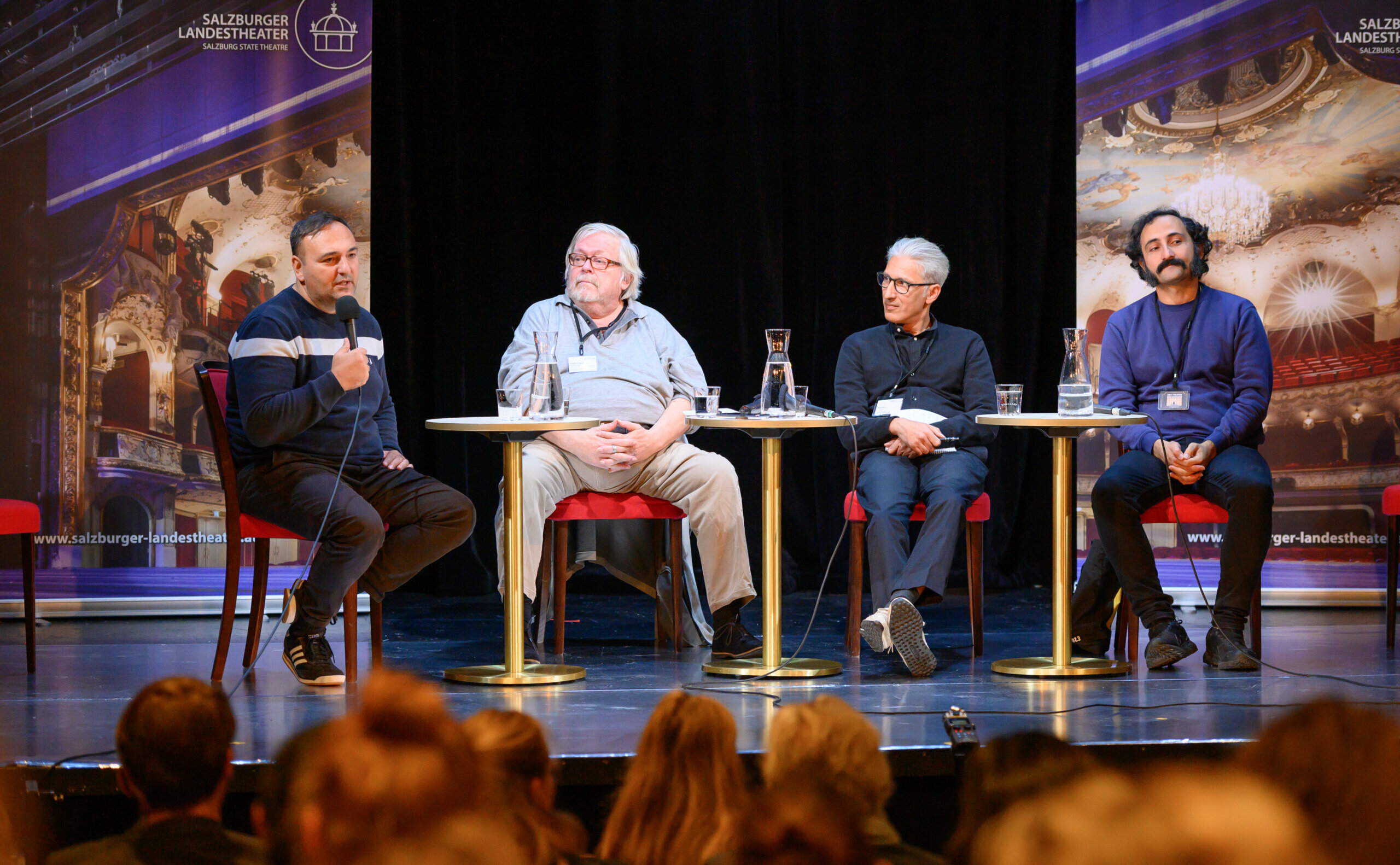 Es sitzen im Gespräch: Nuran David Calis, Michael Laages, Vivan Bhatti und Amir Gudarzi.