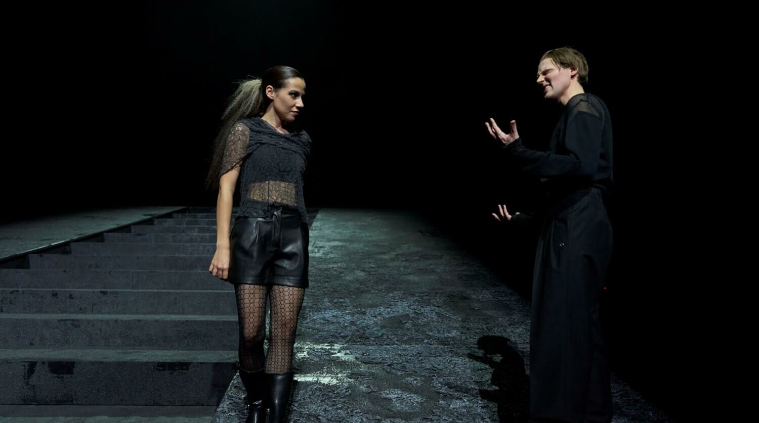 Beritan Balcı (Ophelia) und Christopher Heisler (Hamlet)