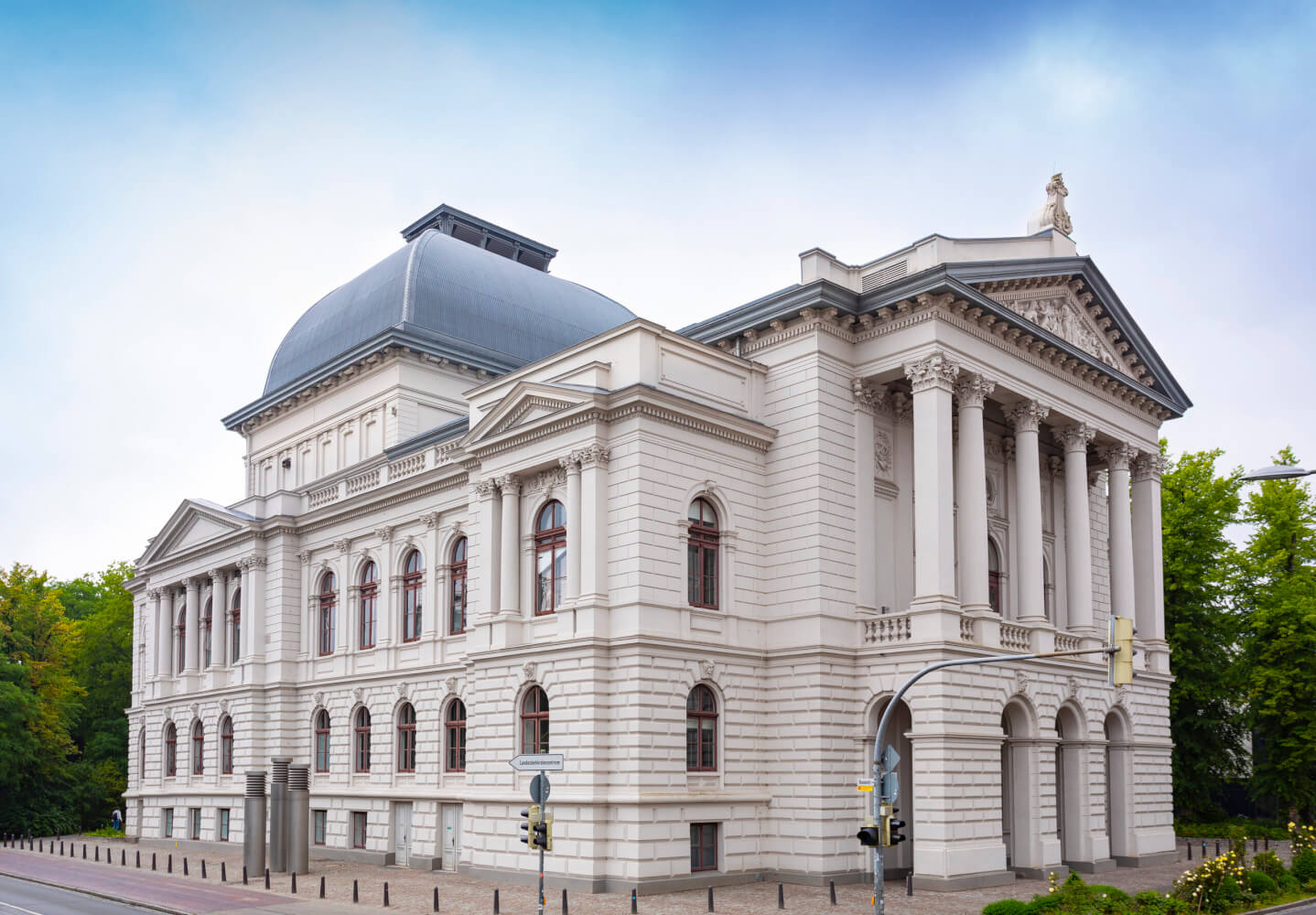 Man sieht das Oldenburgische Staatstheater von der Ostseite