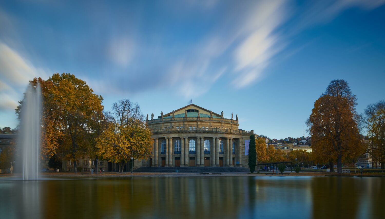 Man sieht die Staatsoper Stuttgart