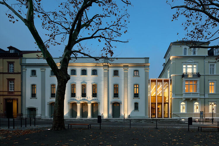 Zu sehen ist das Theater Heidelberg in der Dämmerung