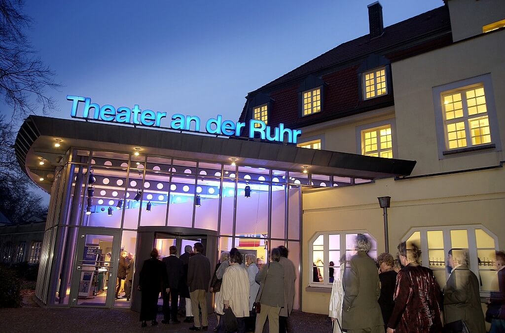 Man sieht den Eingang des Theater an der Ruhr bei Dämmerung