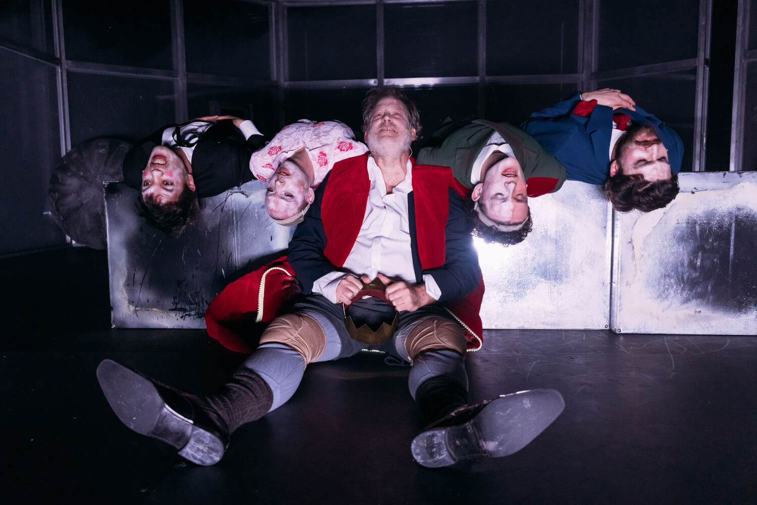 Kei Muramoto, Nicolas Streit, Benjamin Höppner, Henri Mertens und Sinan Güleç in „Der König stirbt“