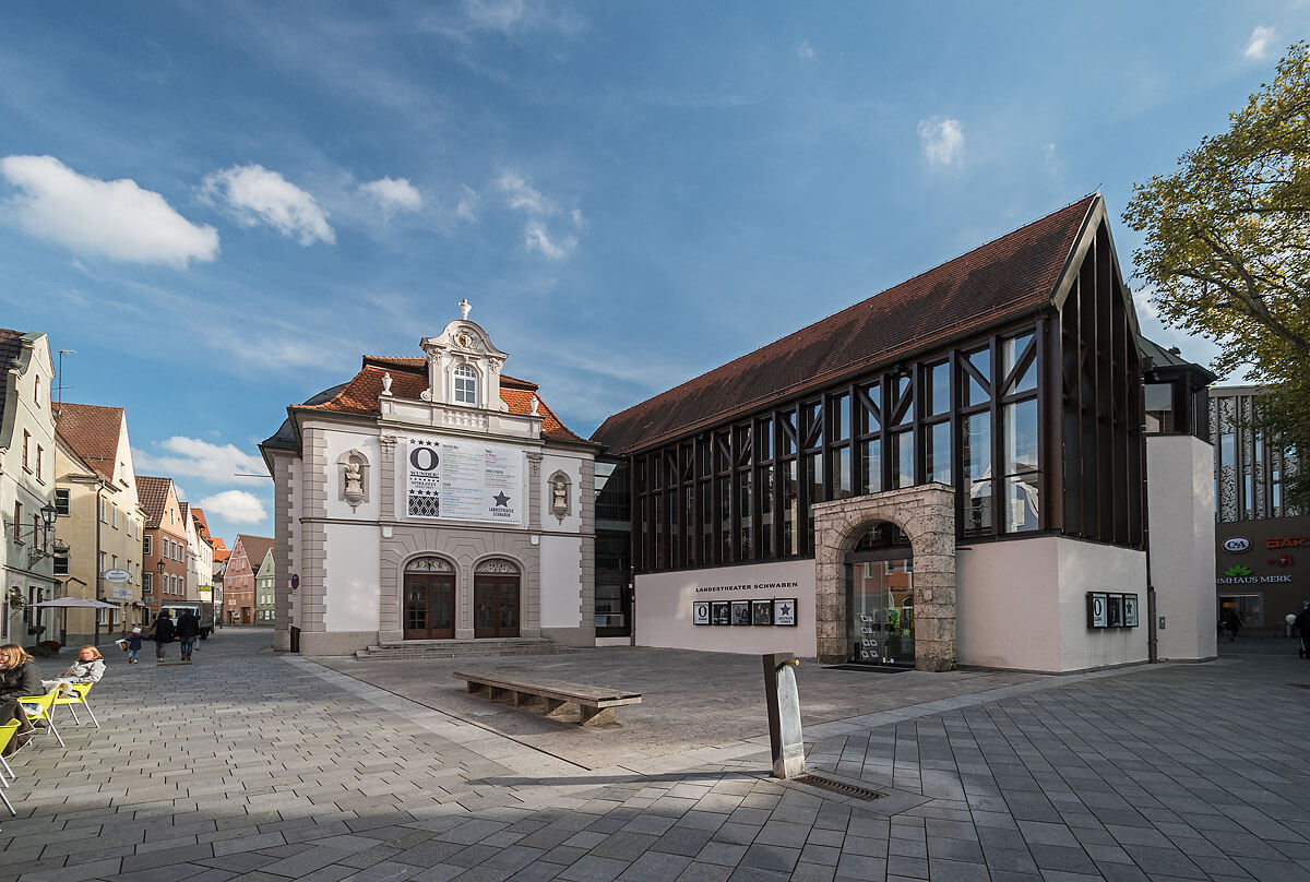 Die Außenansicht des Landestheater Schwaben.