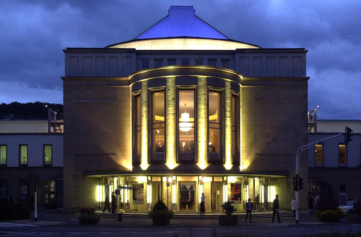 Das Opernhaus Wuppertal bei Nacht.