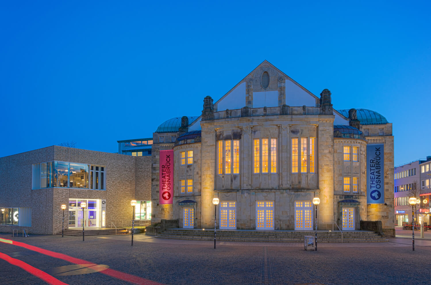 Die Außenseite des Theater Osnabrück am Abend.