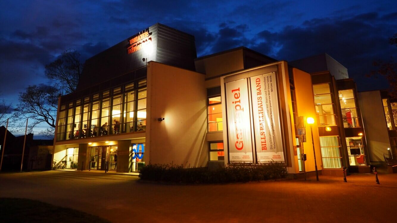 Zu sehen ist das Große Haus des Deutsch-Sorbischen Volkstheaters Bautzen in der Dämmerung.