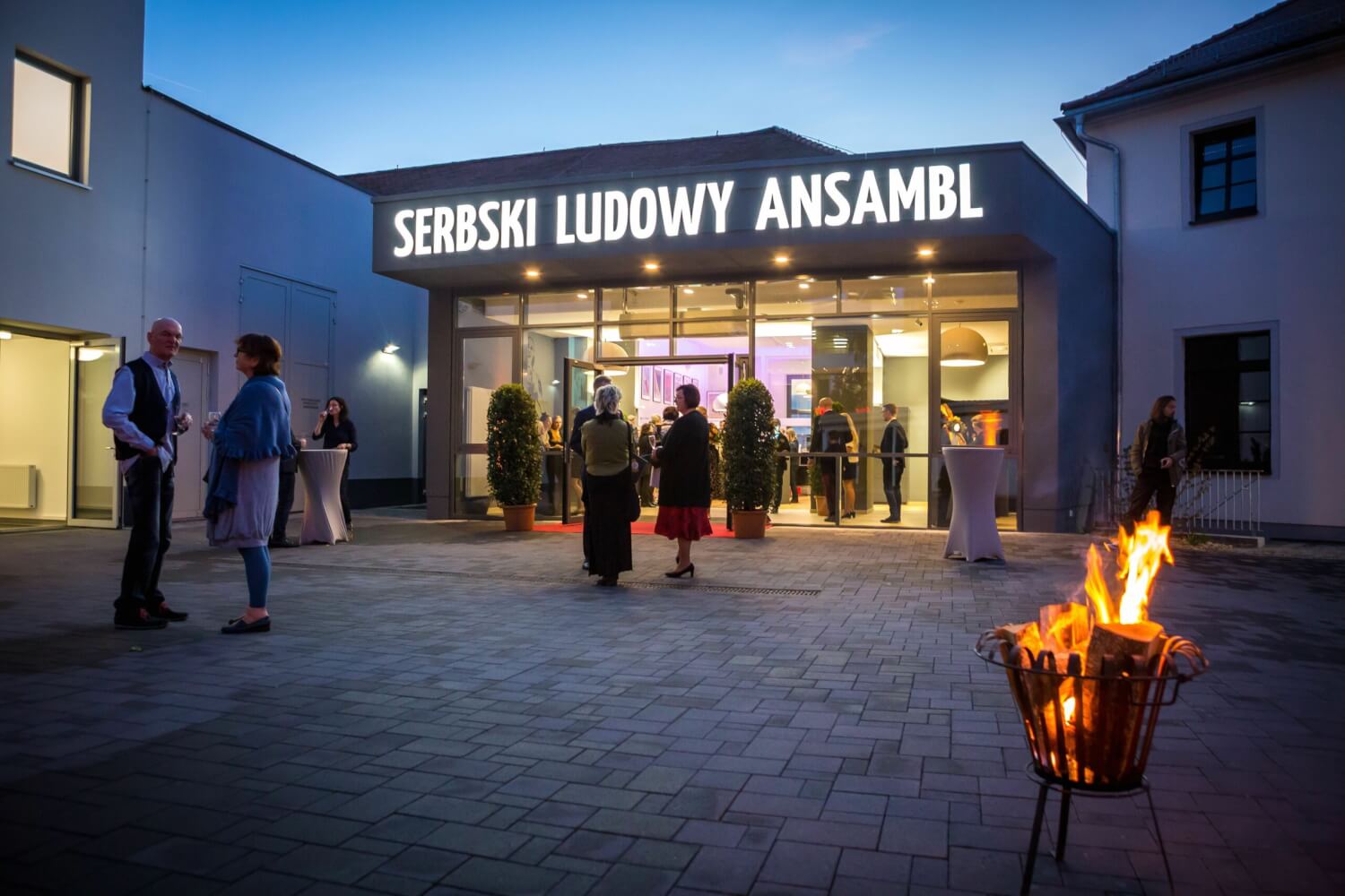 Zu sehen ist der Eingang des Sorbischen National-Ensembles in der Dämmerung.