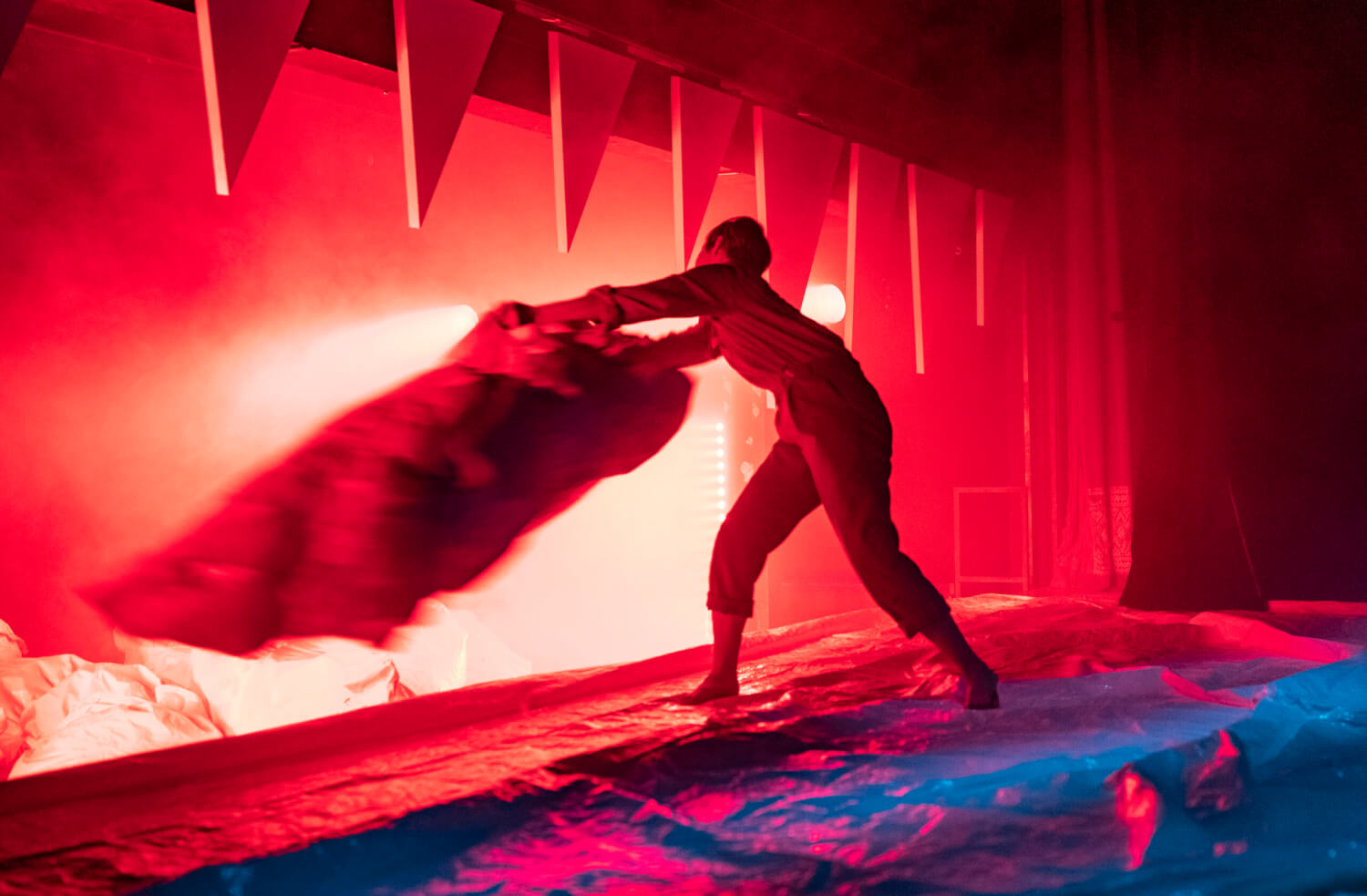 Szenenfoto aus "Drache" am neuen theater Halle